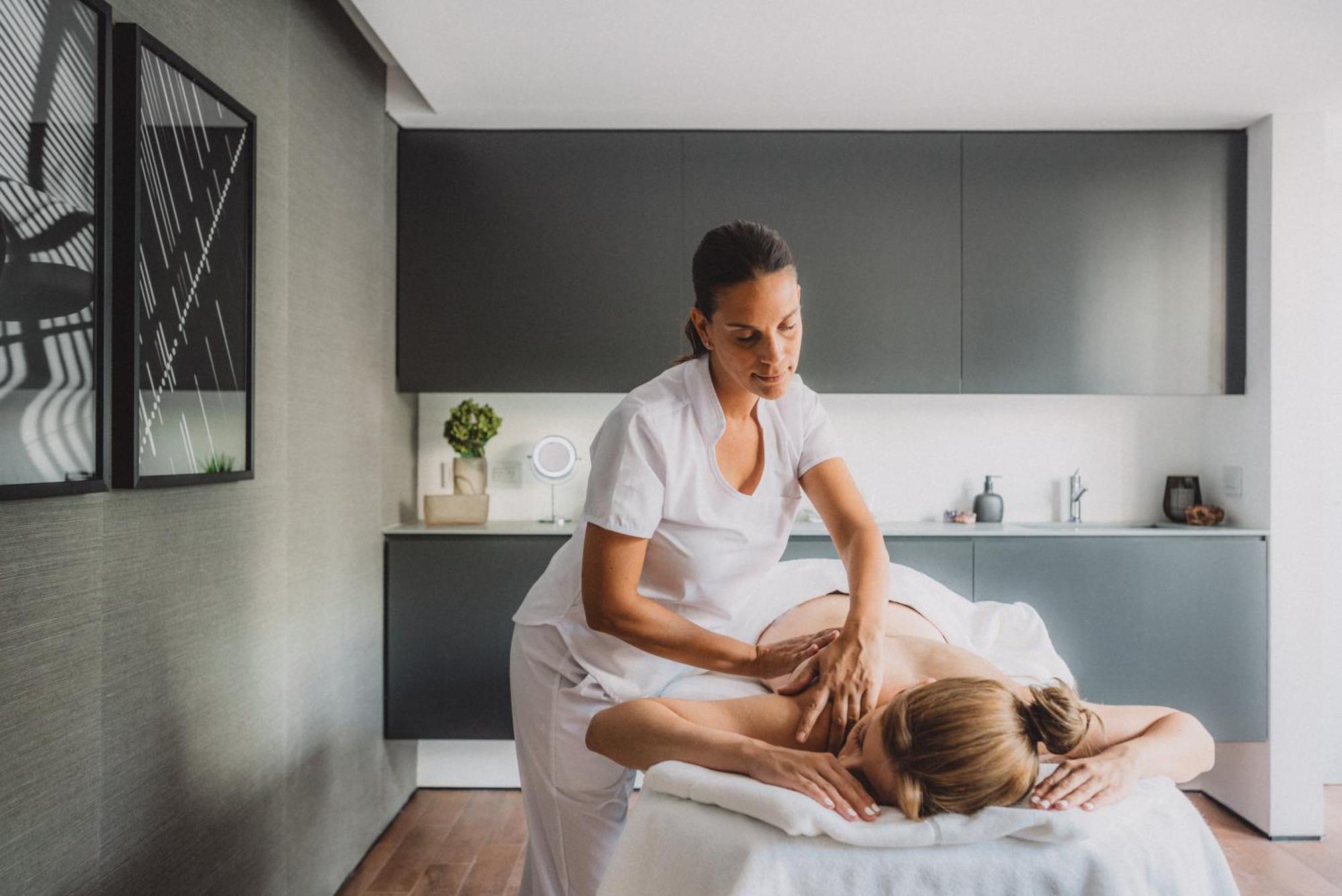Sls Buenos Aires Puerto Madero Exterior foto A massage therapist treating a patient