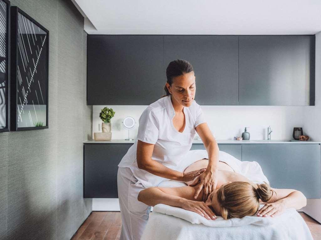 Sls Buenos Aires Puerto Madero Facilidades foto A massage therapist treating a patient